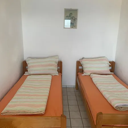 Robinzonska Kuca Uz Сasa de vacaciones Tkon